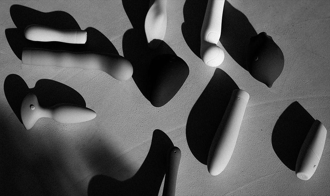 Editorial-Flatlay von Intimitätsprodukten in weichem Licht und Schatten – Hilfsmittel, die das eigene Verlangen wecken können | My Temple