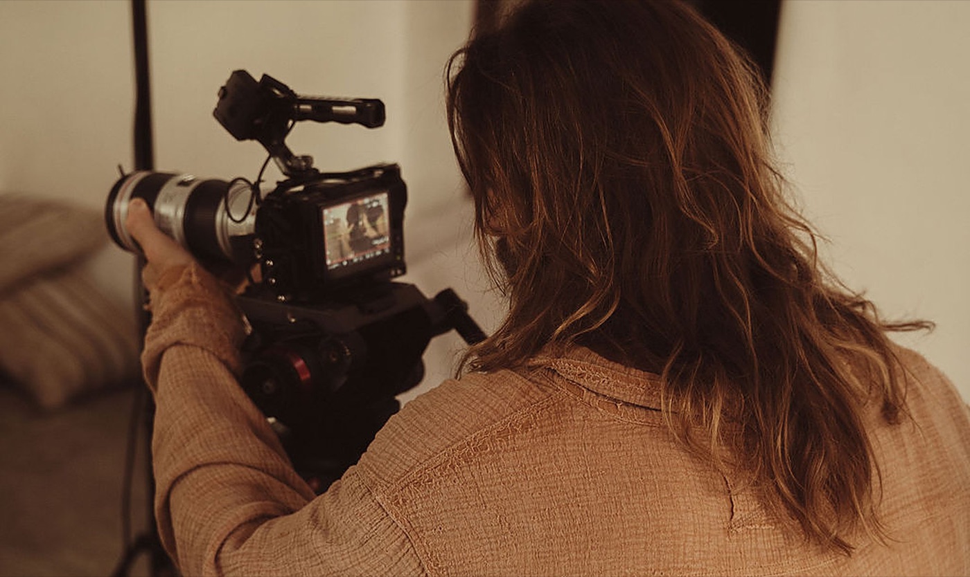 Eine Filmkamera nimmt in einem warmen Studio Kursinhalte auf – die Sorgfalt hinter den Online-Intimitätskursen von Temple | My Temple
