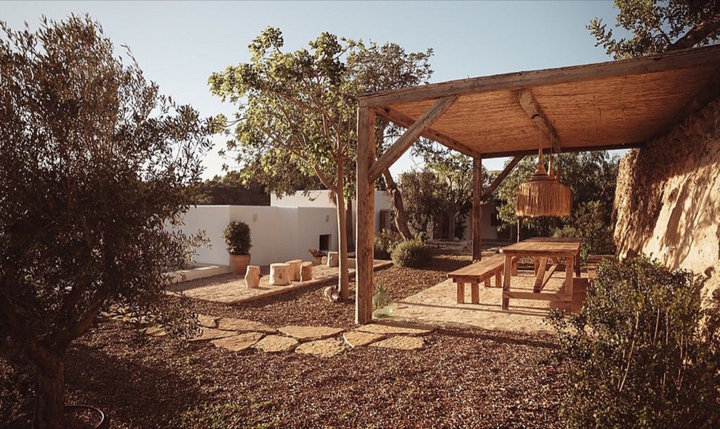 Eine ruhige Terrasse am Wasser mit schattiger Pergola – ein stiller Ort, um wieder zueinanderzufinden | My Temple